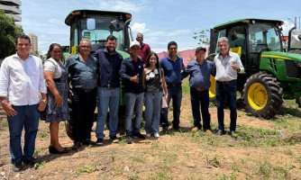 Figueirópolis d’Oeste recebe trator e caçamba basculante em entrega realizada pelo ministro Carlos Fávaro