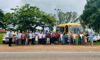 Prefeitura de Indiavaí entrega veículo, ônibus escolar e trator à comunidade Águas Claras