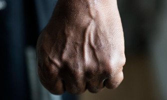 Homem é preso após agredir a mãe e danificar Bíblia com facão em Glória d'Oeste