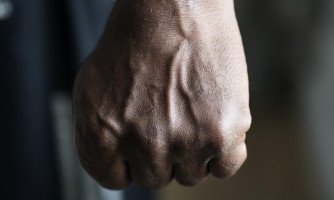 Jovem é torturado e espancado após marcar encontro pelo Tinder em Mato Grosso