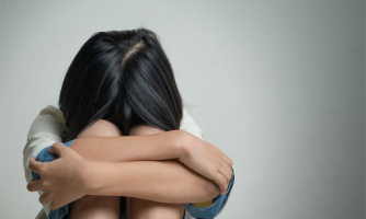 Mãe é presa por “oferecer” filha de 15 anos a homem em troca de dinheiro