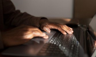 Abuso sexual infantil e violência contra mulheres lideram denúncias de crimes virtuais em 2025