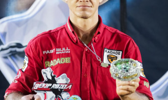 Peão de Pedra Preta morre pisoteado por touro em final de rodeio em SP; veja vídeo
