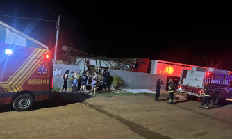 Corpo de Bombeiros Militar resgata vítima após caminhão atingir residência
