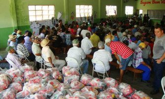 Pessoas da “Melhor Idade” recebem cestas básicas em Araputanga