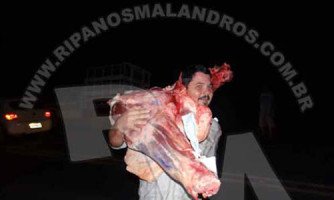 Vereador de Quatro Marcos participa de saques à carreta de carne após acidente
