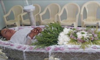 Mulher realiza sonho ao ser velada viva no dia de Finados