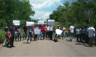 Universitários de Jauru interditam MT-248 em protesto por falta de transporte