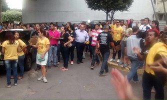 Servidores consideram proposta do governo uma afronta e mantêm greve