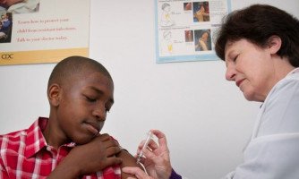 Vacinação contra HPV já está disponível para meninos no SUS