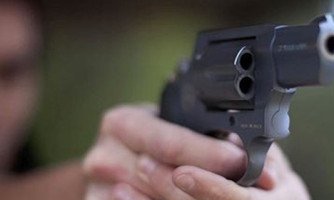 Ladrões invadem igreja católica, colocam pistola na cabeça do padre e levam pertences de fieis