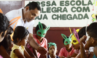 Vereador distribui ovos de páscoa em creches do município de Araputanga