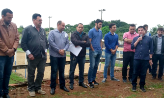 Alunos da escola João Sato participam de plantio de árvores em torno do Lago Azul