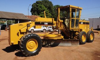 Prefeitura de Araputanga realiza reforma de motoniveladora e construção de pontes