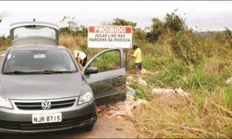 Homem é preso e multado em R$ 5 mil por jogar lixo na estrada