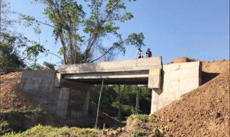 Prefeitura de Quatro Marcos constrói ponte de concreto e mantém patrolamento
