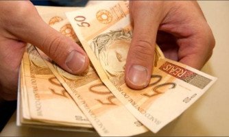 Governo define reajuste de 4,5% e salário mínimo será de R$ 979 em 2018.