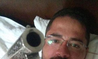 Padre de Quatro Marcos posta foto armado em rede social e causa polêmica