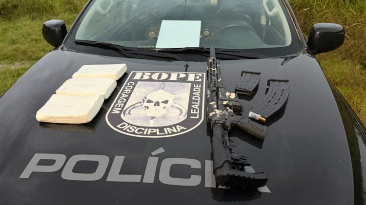 Polícia encontra cocaína e espingarda calibre 12 em casa abandonada em Cáceres