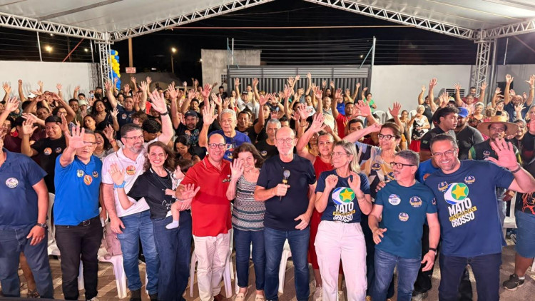 Avallone cumpre agenda em Cáceres com caminhada pelo comércio e reunião com mais de 400 apoiadores